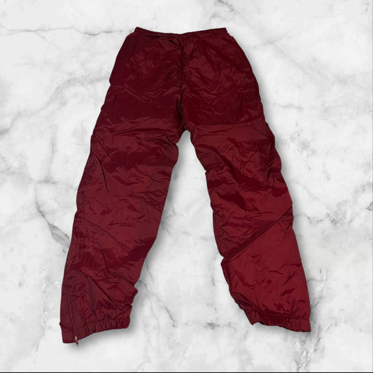 Entdecke unsere Vintage Track Pants von Nike und anderen Marken, erhältlich bei Valuxery.de - Dein Shop für trendige Vintage - Kleidung. Unsere Track Pants sind aus hochwertigen Materialien und
