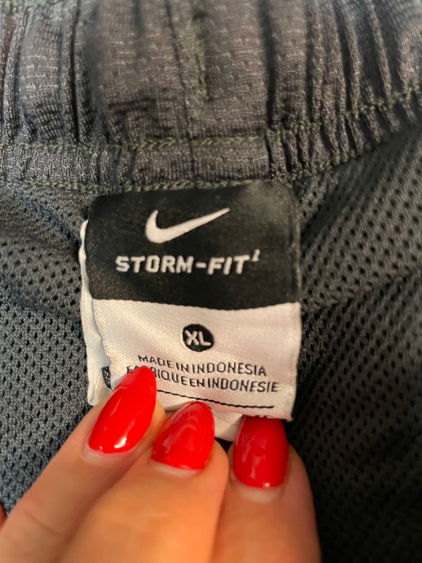 Entdecke unsere Vintage Track Pants von Nike und anderen Marken, erhältlich bei Valuxery.de - Dein Shop für trendige Vintage - Kleidung. Unsere Track Pants sind aus hochwertigen Materialien und
