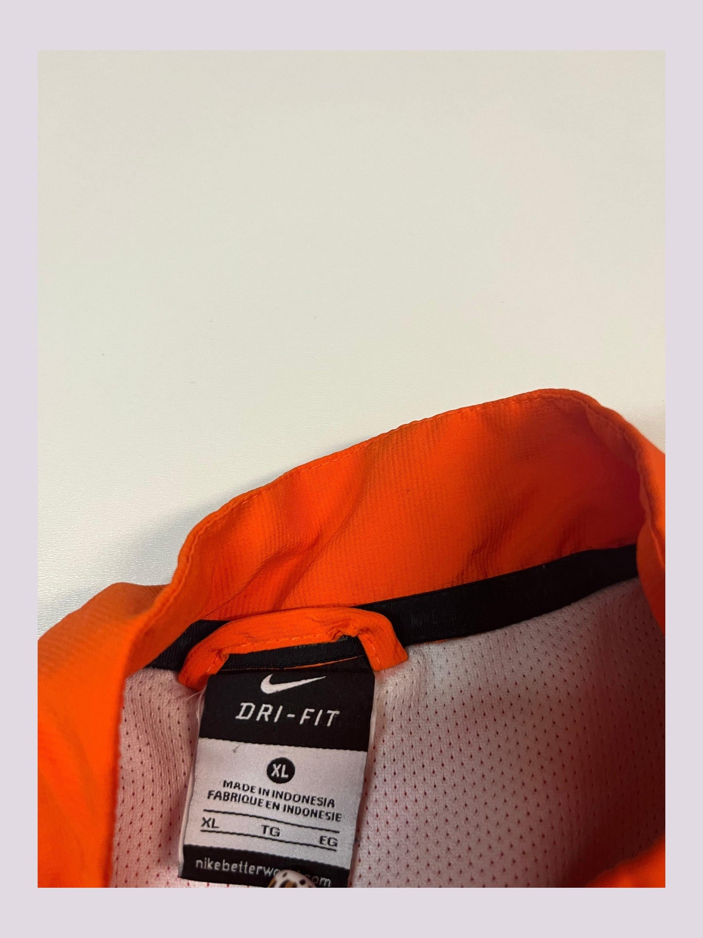 Entdecke unsere Vintage Track Pants von Nike und anderen Marken, erhältlich bei Valuxery.de - Dein Shop für trendige Vintage - Kleidung. Unsere Track Pants sind aus hochwertigen Materialien und