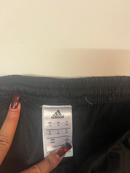 Entdecke unsere Vintage Track Pants von Nike und anderen Marken, erhältlich bei Valuxery.de - Dein Shop für trendige Vintage - Kleidung. Unsere Track Pants sind aus hochwertigen Materialien und