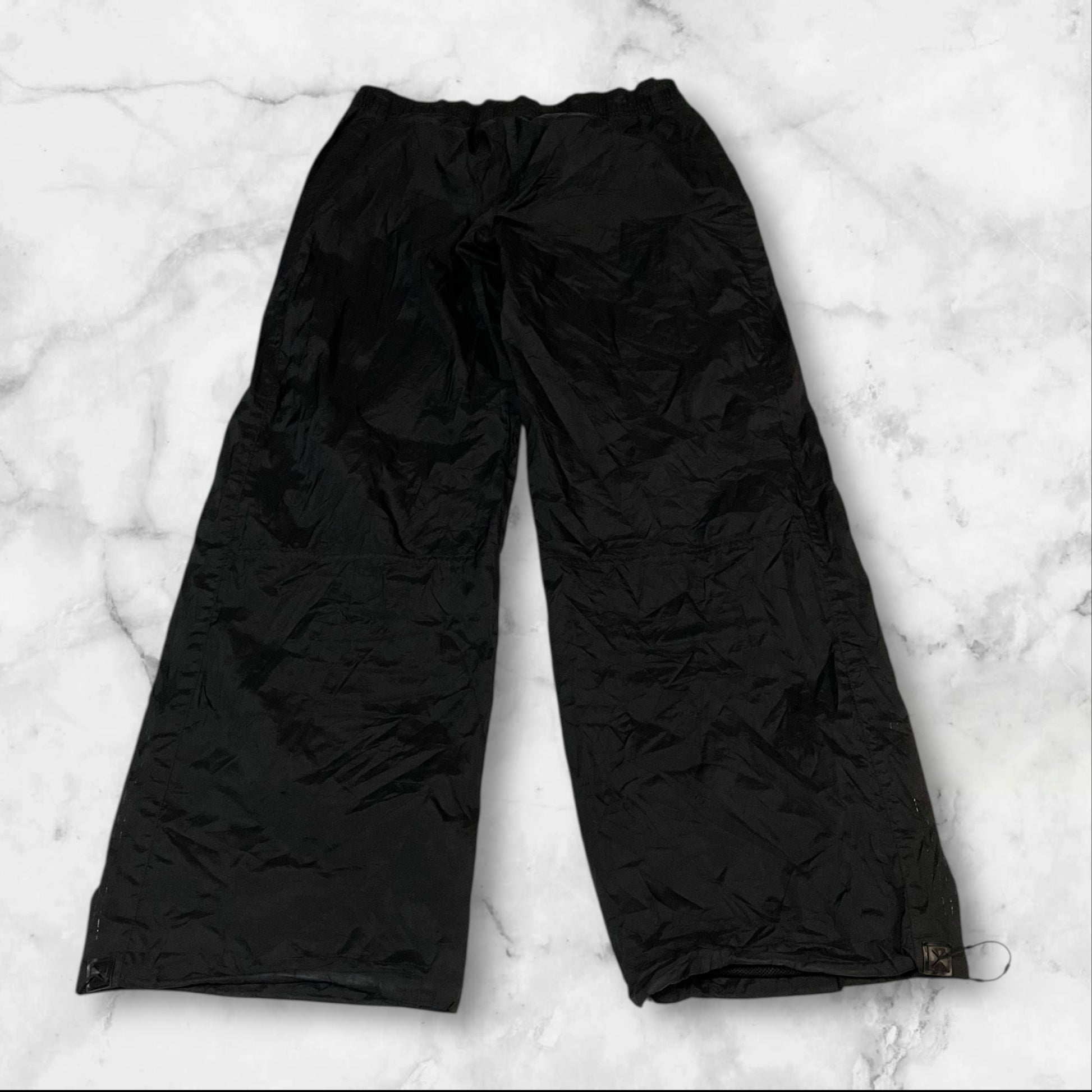 Entdecke unsere Vintage Track Pants von Nike und anderen Marken, erhältlich bei Valuxery.de - Dein Shop für trendige Vintage - Kleidung. Unsere Track Pants sind aus hochwertigen Materialien und