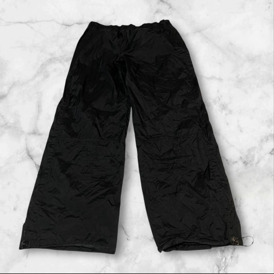 Entdecke unsere Vintage Track Pants von Nike und anderen Marken, erhältlich bei Valuxery.de - Dein Shop für trendige Vintage - Kleidung. Unsere Track Pants sind aus hochwertigen Materialien und