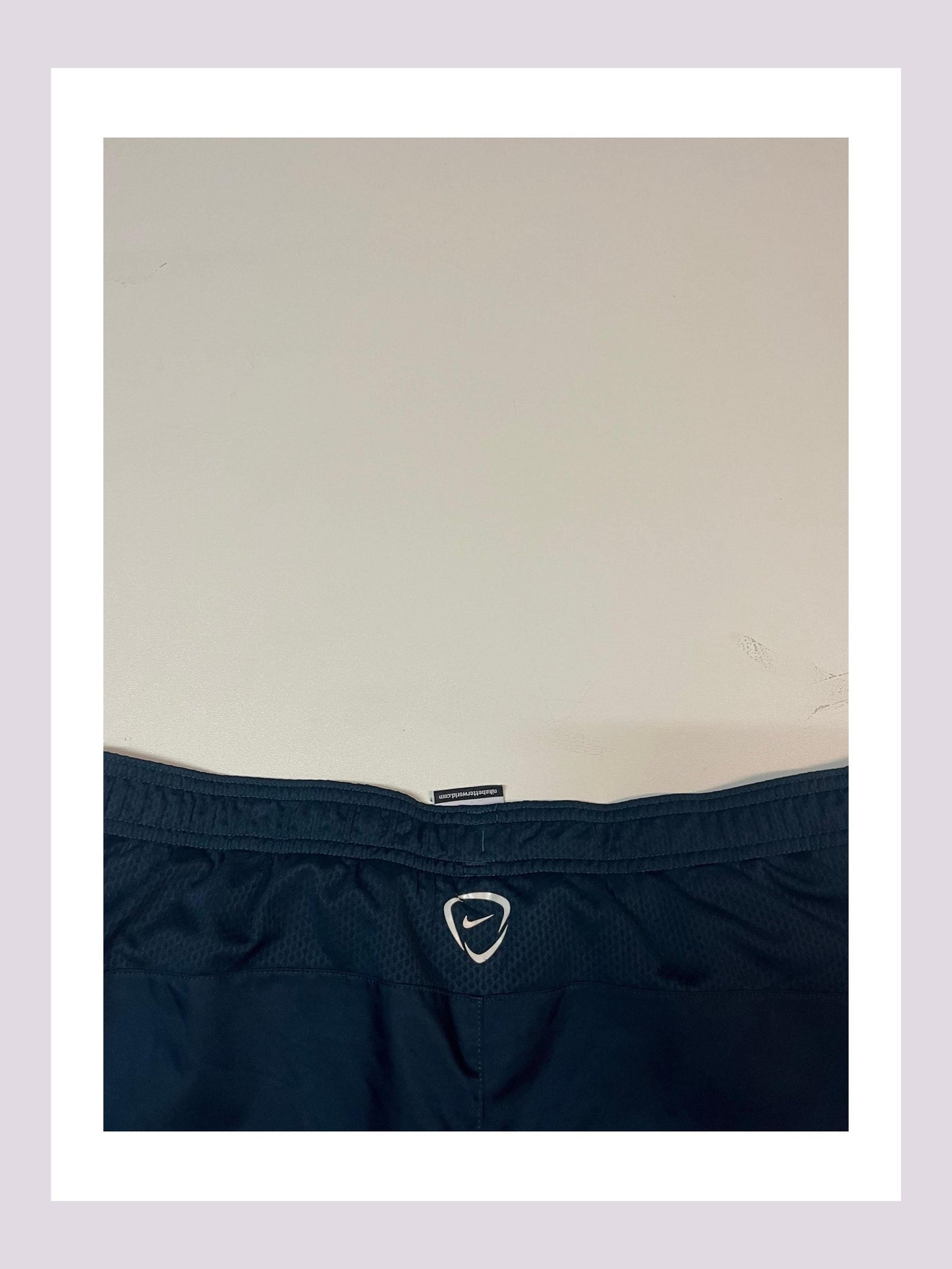 Entdecke unsere Vintage Track Pants von Nike und anderen Marken, erhältlich bei Valuxery.de - Dein Shop für trendige Vintage - Kleidung. Unsere Track Pants sind aus hochwertigen Materialien und