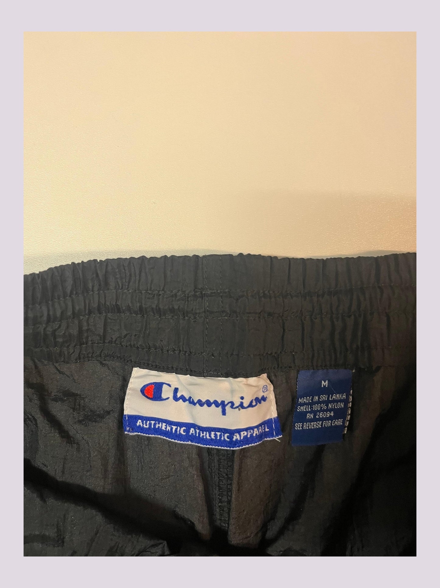 Entdecke unsere Vintage Track Pants von Nike und anderen Marken, erhältlich bei Valuxery.de - Dein Shop für trendige Vintage - Kleidung. Unsere Track Pants sind aus hochwertigen Materialien und