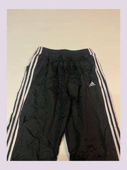 Entdecke unsere Vintage Track Pants von Nike und anderen Marken, erhältlich bei Valuxery.de - Dein Shop für trendige Vintage - Kleidung. Unsere Track Pants sind aus hochwertigen Materialien und