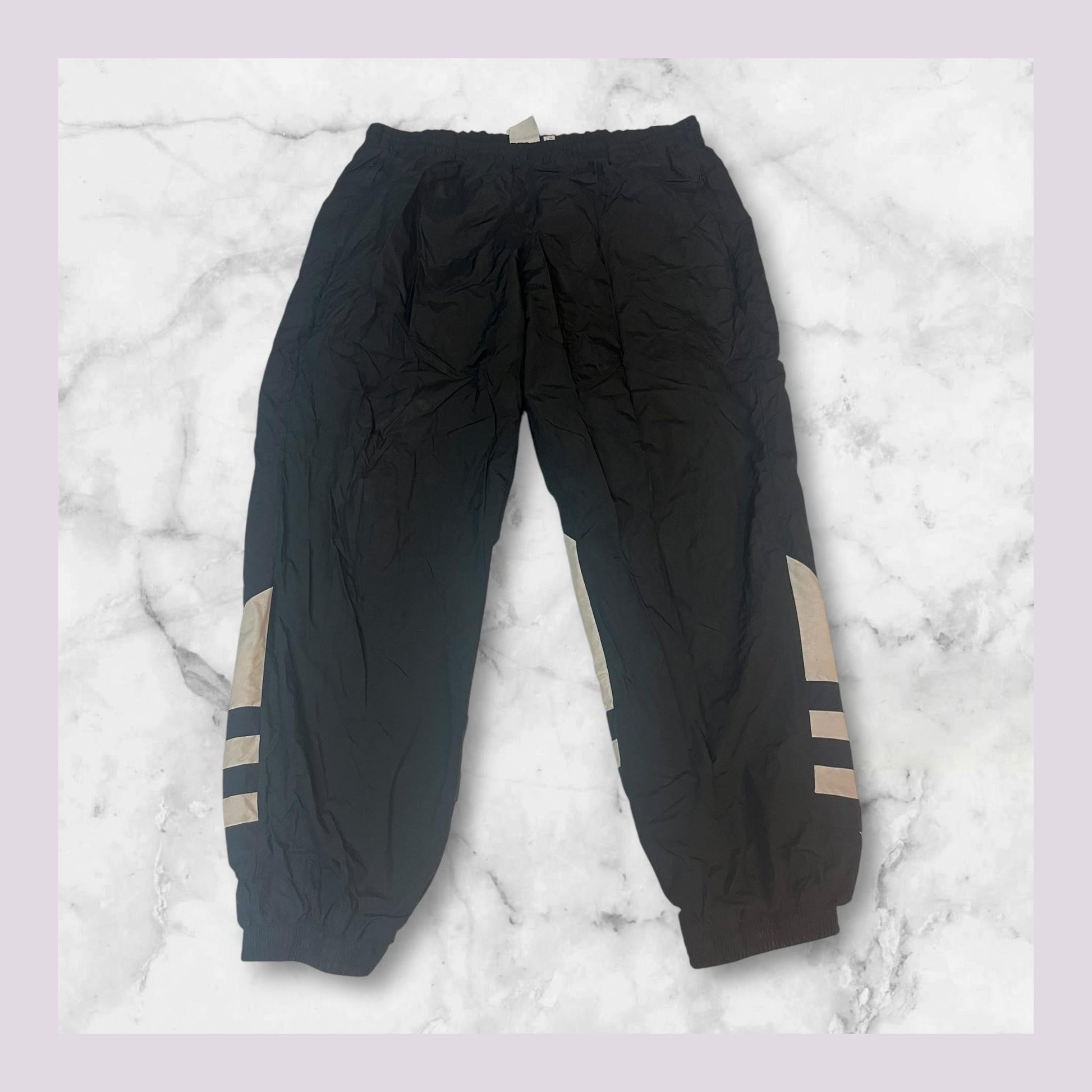 Entdecke unsere Vintage Track Pants von Nike und anderen Marken, erhältlich bei Valuxery.de - Dein Shop für trendige Vintage - Kleidung. Unsere Track Pants sind aus hochwertigen Materialien und