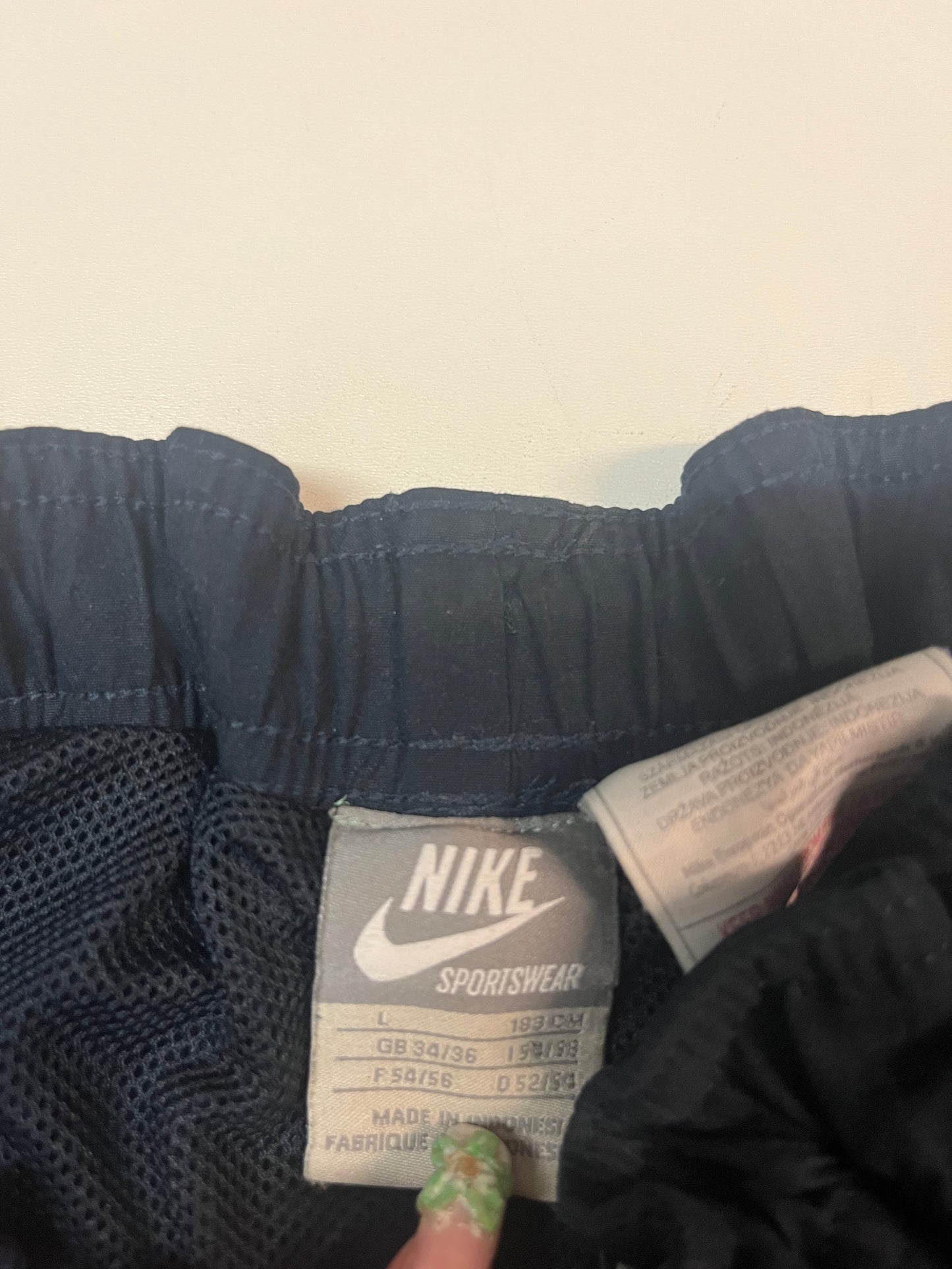 Entdecke unsere Vintage Track Pants von Nike und anderen Marken, erhältlich bei Valuxery.de - Dein Shop für trendige Vintage - Kleidung. Unsere Track Pants sind aus hochwertigen Materialien und