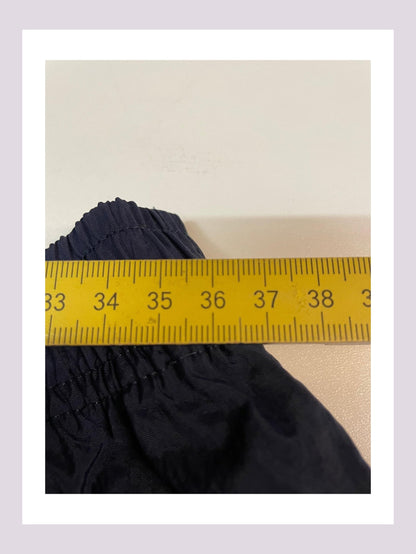 Entdecke unsere Vintage Track Pants von Nike und anderen Marken, erhältlich bei Valuxery.de - Dein Shop für trendige Vintage - Kleidung. Unsere Track Pants sind aus hochwertigen Materialien und