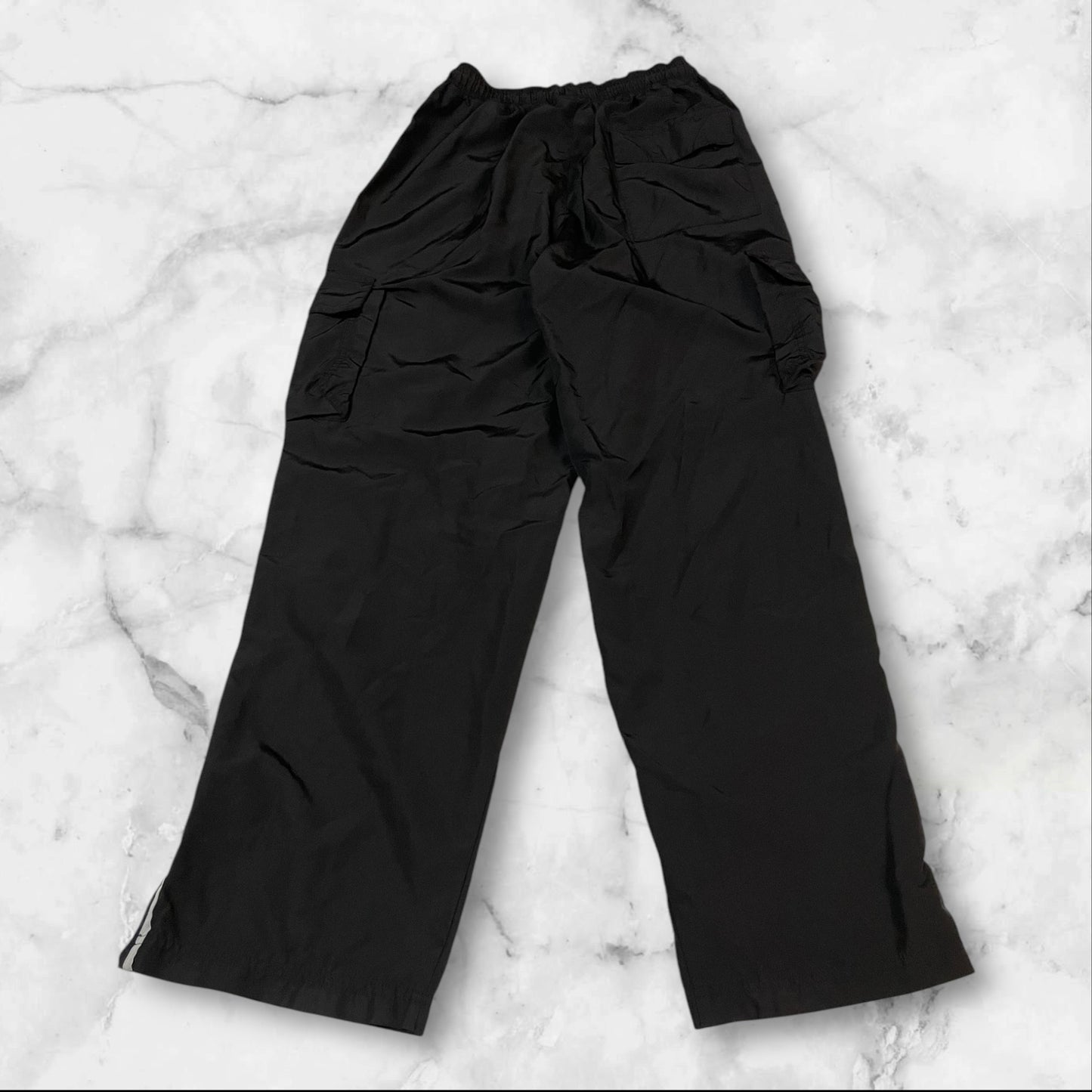 Entdecke unsere Vintage Track Pants von Nike und anderen Marken, erhältlich bei Valuxery.de - Dein Shop für trendige Vintage - Kleidung. Unsere Track Pants sind aus hochwertigen Materialien und