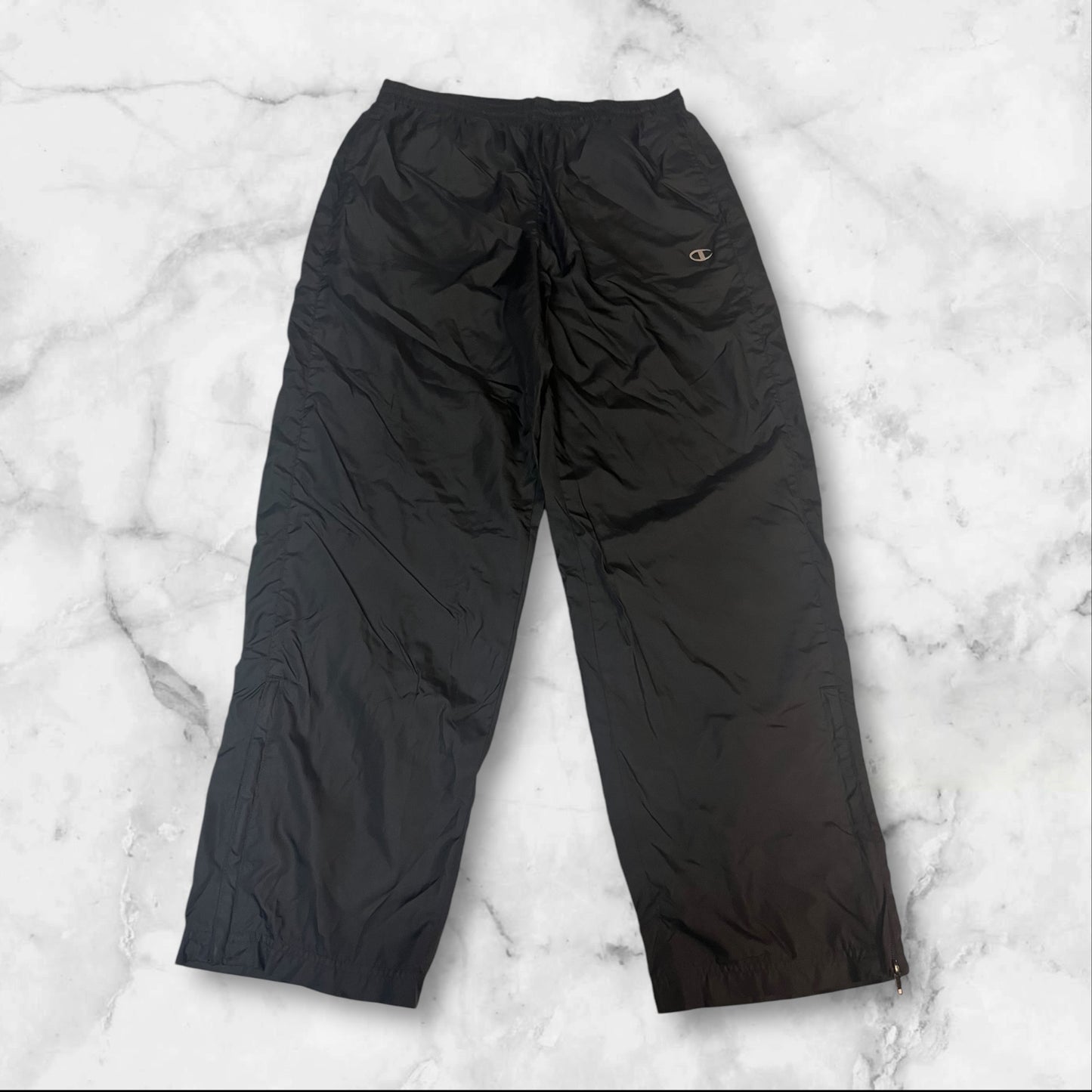 Entdecke unsere Vintage Track Pants von Nike und anderen Marken, erhältlich bei Valuxery.de - Dein Shop für trendige Vintage - Kleidung. Unsere Track Pants sind aus hochwertigen Materialien und