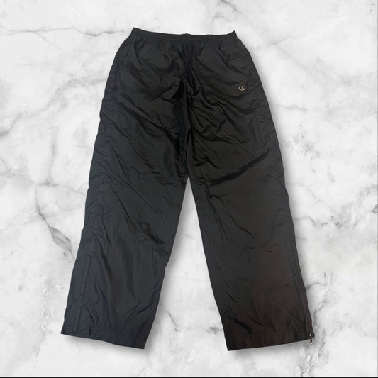 Entdecke unsere Vintage Track Pants von Nike und anderen Marken, erhältlich bei Valuxery.de - Dein Shop für trendige Vintage - Kleidung. Unsere Track Pants sind aus hochwertigen Materialien und