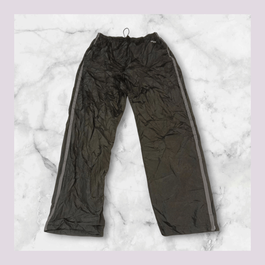 Entdecke unsere Vintage Track Pants von Nike und anderen Marken, erhältlich bei Valuxery.de - Dein Shop für trendige Vintage - Kleidung. Unsere Track Pants sind aus hochwertigen Materialien und