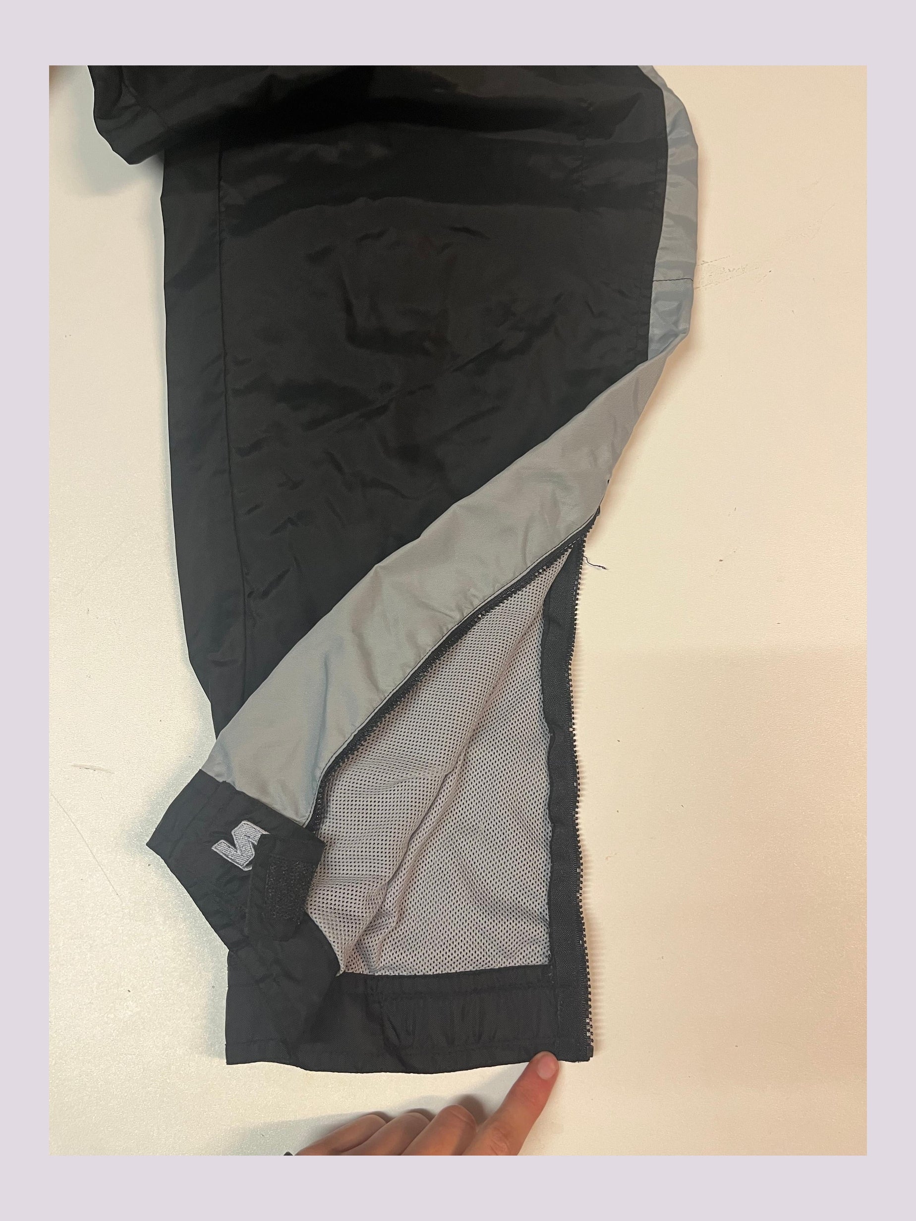 Entdecke unsere Vintage Track Pants von Nike und anderen Marken, erhältlich bei Valuxery.de - Dein Shop für trendige Vintage - Kleidung. Unsere Track Pants sind aus hochwertigen Materialien und