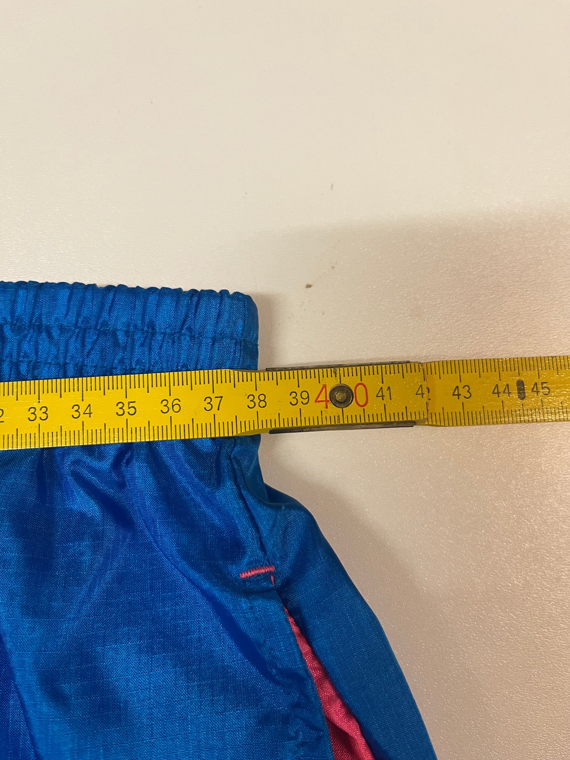 Entdecke unsere Vintage Track Pants von Nike und anderen Marken, erhältlich bei Valuxery.de - Dein Shop für trendige Vintage - Kleidung. Unsere Track Pants sind aus hochwertigen Materialien und