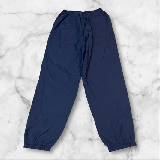 Entdecke unsere Vintage Track Pants von Nike und anderen Marken, erhältlich bei Valuxery.de - Dein Shop für trendige Vintage - Kleidung. Unsere Track Pants sind aus hochwertigen Materialien und