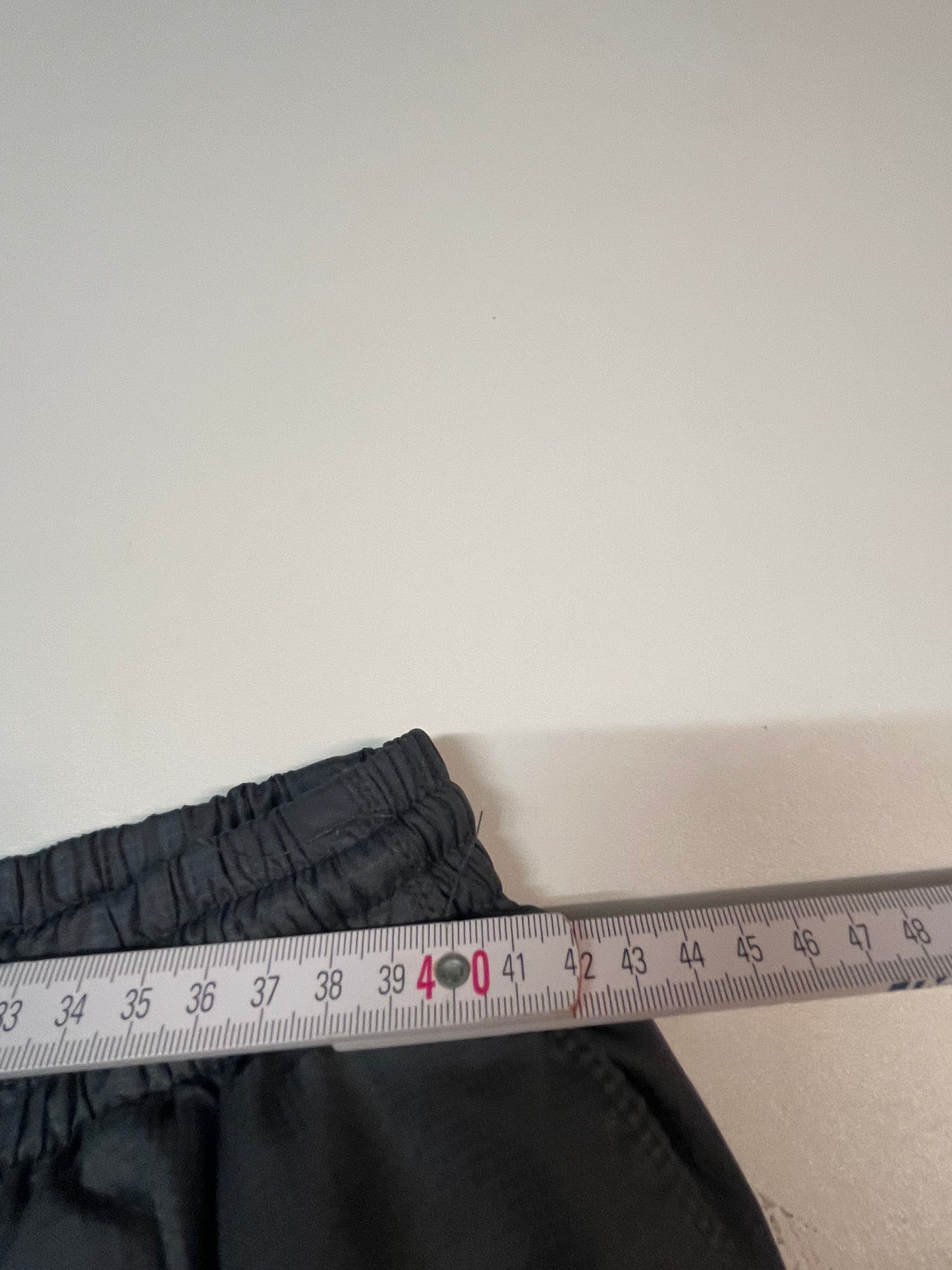 Entdecke unsere Vintage Track Pants von Nike und anderen Marken, erhältlich bei Valuxery.de - Dein Shop für trendige Vintage - Kleidung. Unsere Track Pants sind aus hochwertigen Materialien und