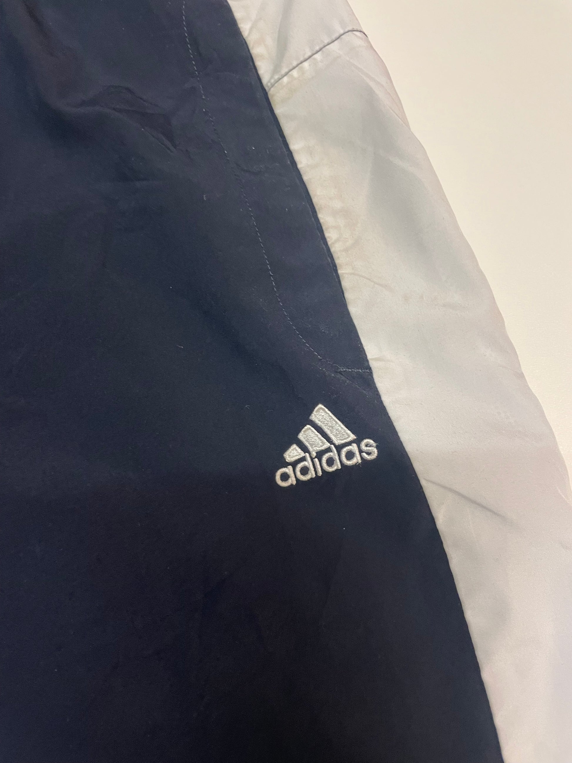 Entdecke unsere Vintage Track Pants von Nike und anderen Marken, erhältlich bei Valuxery.de - Dein Shop für trendige Vintage - Kleidung. Unsere Track Pants sind aus hochwertigen Materialien und