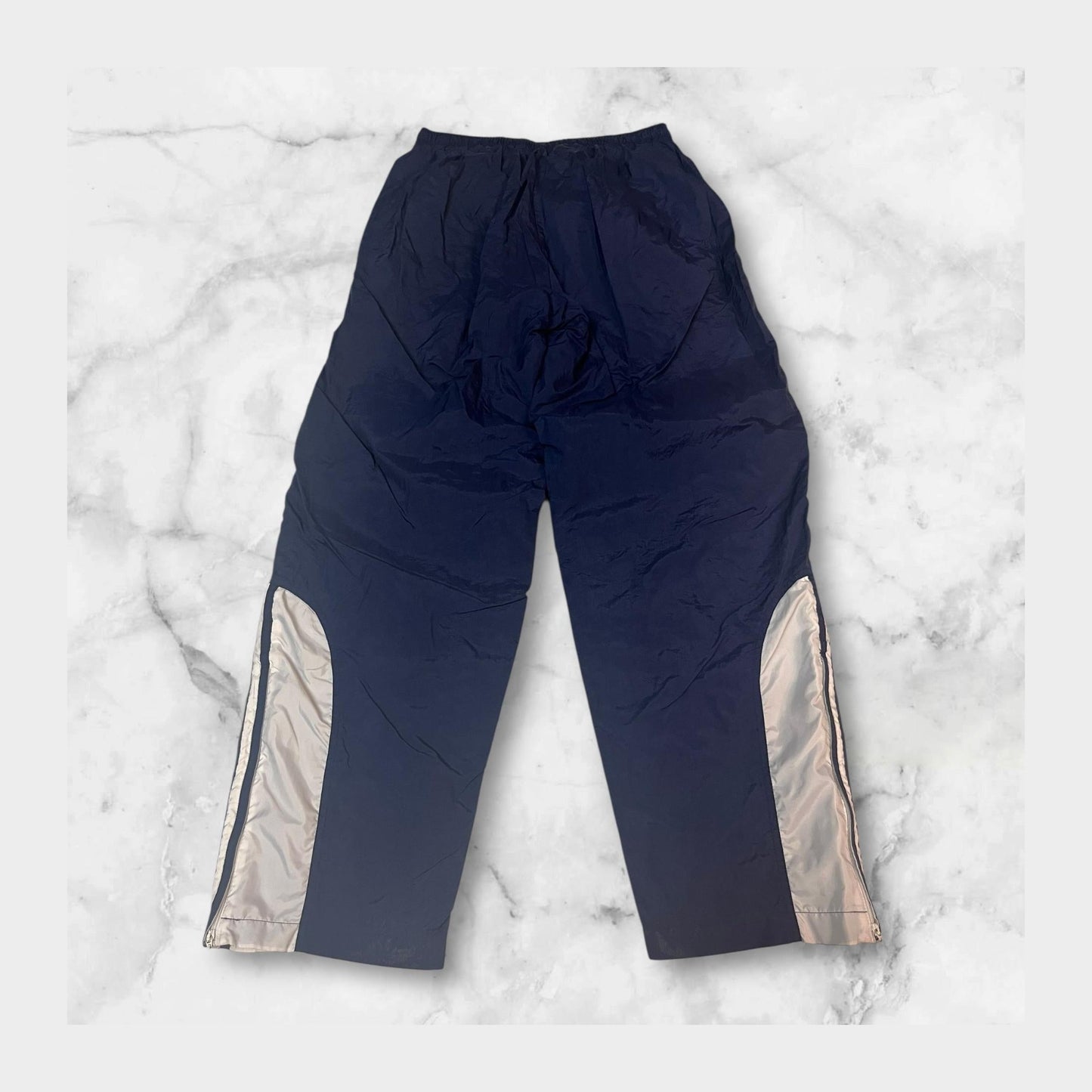 Entdecke unsere Vintage Track Pants von Nike und anderen Marken, erhältlich bei Valuxery.de - Dein Shop für trendige Vintage - Kleidung. Unsere Track Pants sind aus hochwertigen Materialien und