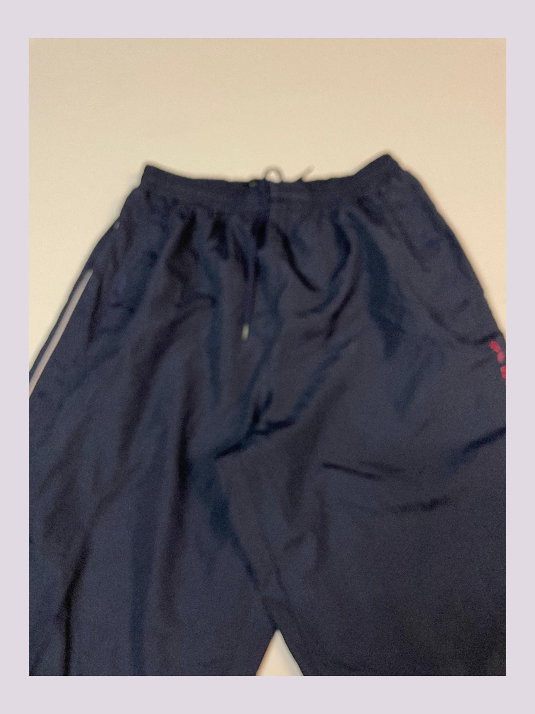 Entdecke unsere Vintage Track Pants von Nike und anderen Marken, erhältlich bei Valuxery.de - Dein Shop für trendige Vintage - Kleidung. Unsere Track Pants sind aus hochwertigen Materialien und