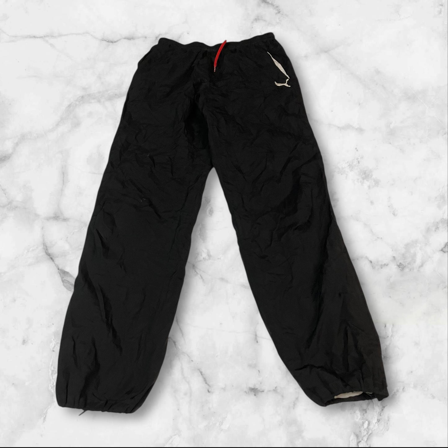 Entdecke unsere Vintage Track Pants von Nike und anderen Marken, erhältlich bei Valuxery.de - Dein Shop für trendige Vintage - Kleidung. Unsere Track Pants sind aus hochwertigen Materialien und