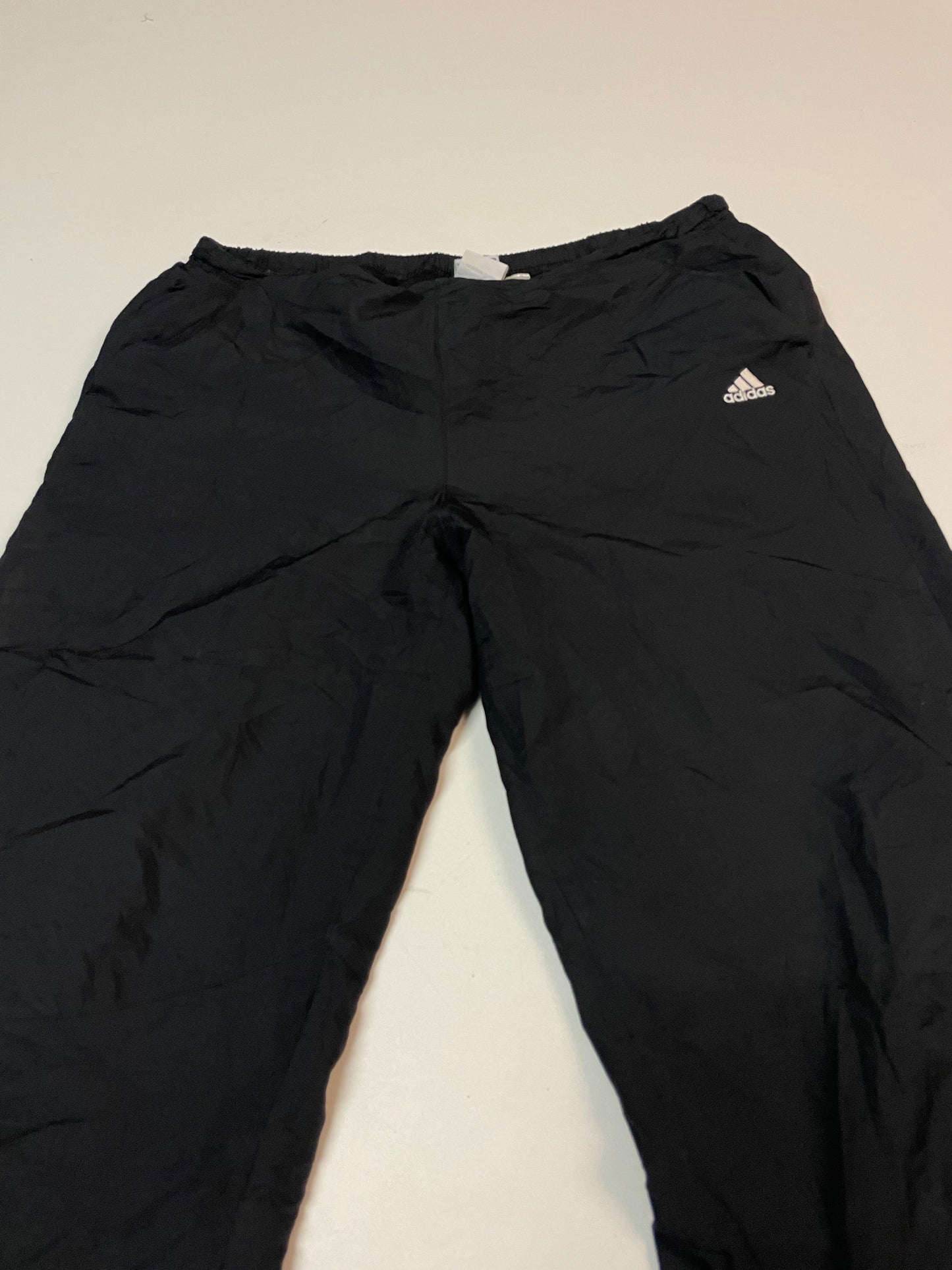 Entdecke unsere Vintage Track Pants von Nike und anderen Marken, erhältlich bei Valuxery.de - Dein Shop für trendige Vintage - Kleidung. Unsere Track Pants sind aus hochwertigen Materialien und