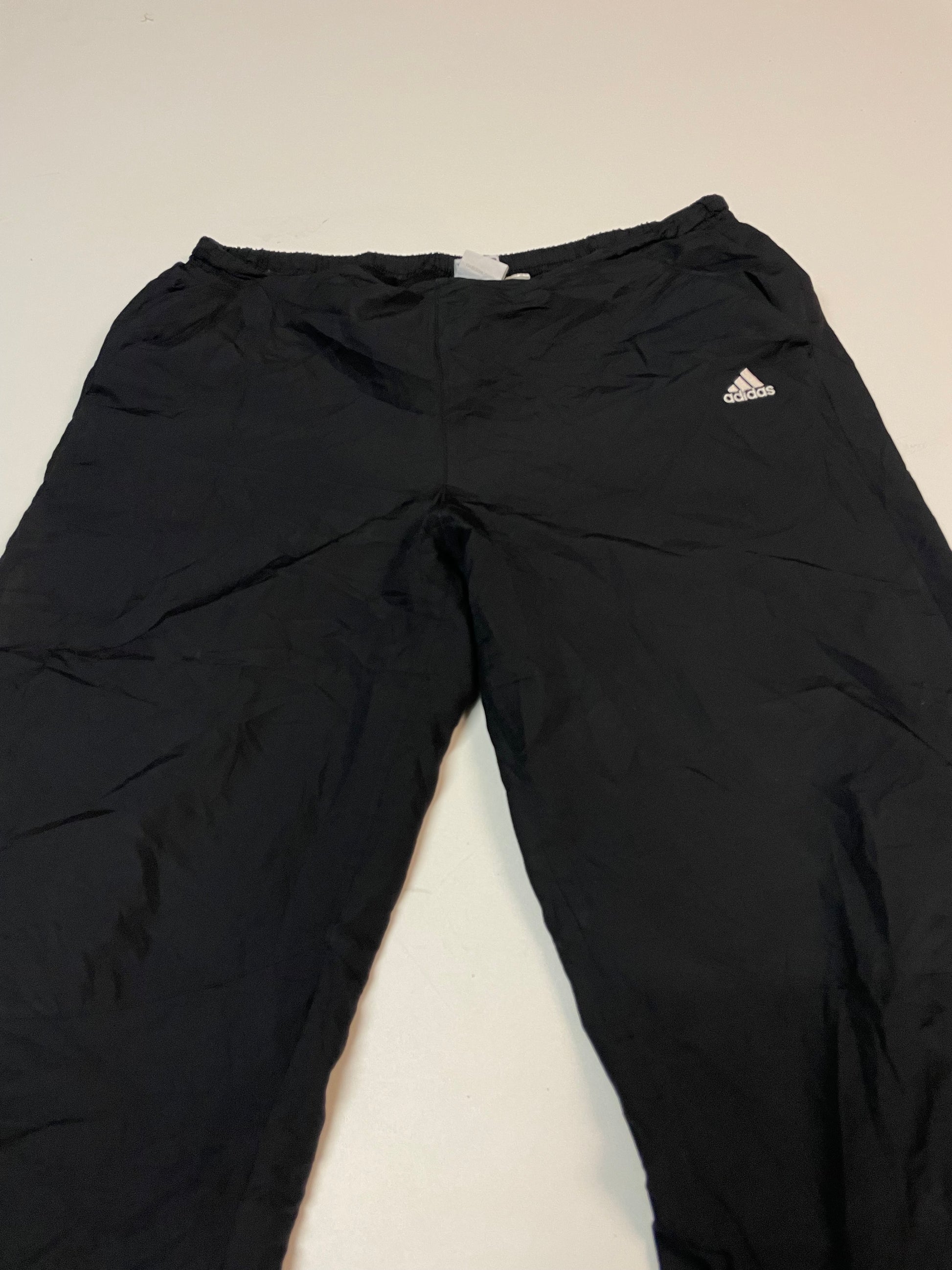 Entdecke unsere Vintage Track Pants von Nike und anderen Marken, erhältlich bei Valuxery.de - Dein Shop für trendige Vintage - Kleidung. Unsere Track Pants sind aus hochwertigen Materialien und