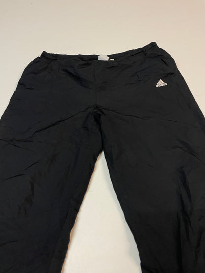 Entdecke unsere Vintage Track Pants von Nike und anderen Marken, erhältlich bei Valuxery.de - Dein Shop für trendige Vintage - Kleidung. Unsere Track Pants sind aus hochwertigen Materialien und