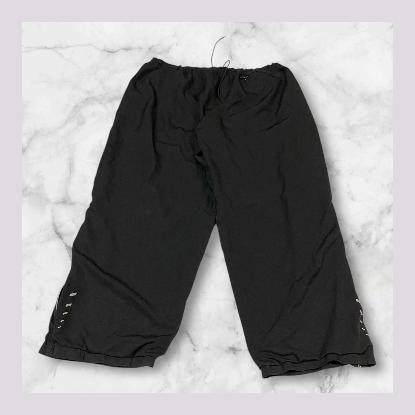 Entdecke unsere Vintage Track Pants von Nike und anderen Marken, erhältlich bei Valuxery.de - Dein Shop für trendige Vintage - Kleidung. Unsere Track Pants sind aus hochwertigen Materialien und