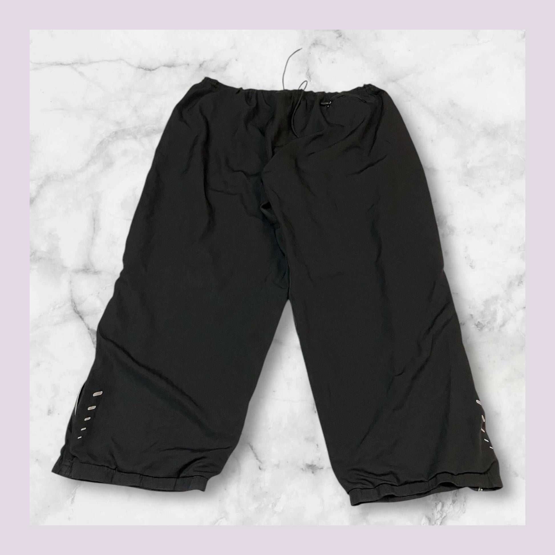 Entdecke unsere Vintage Track Pants von Nike und anderen Marken, erhältlich bei Valuxery.de - Dein Shop für trendige Vintage - Kleidung. Unsere Track Pants sind aus hochwertigen Materialien und