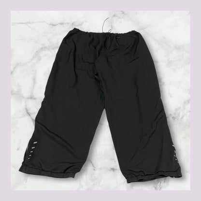 Entdecke unsere Vintage Track Pants von Nike und anderen Marken, erhältlich bei Valuxery.de - Dein Shop für trendige Vintage - Kleidung. Unsere Track Pants sind aus hochwertigen Materialien und