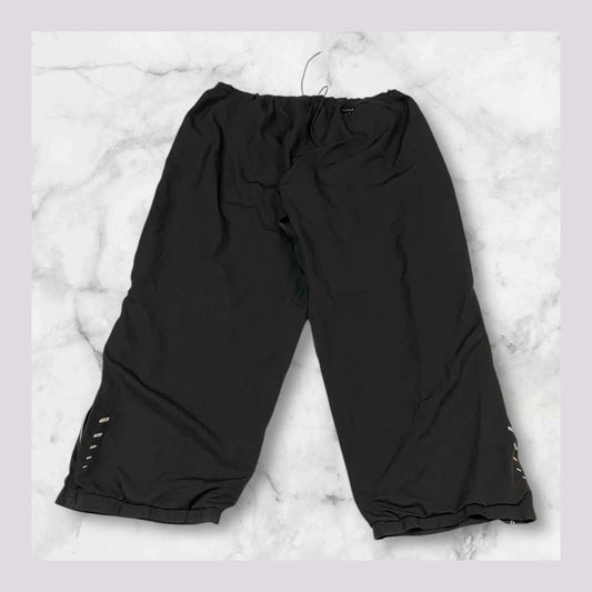 Entdecke unsere Vintage Track Pants von Nike und anderen Marken, erhältlich bei Valuxery.de - Dein Shop für trendige Vintage - Kleidung. Unsere Track Pants sind aus hochwertigen Materialien und