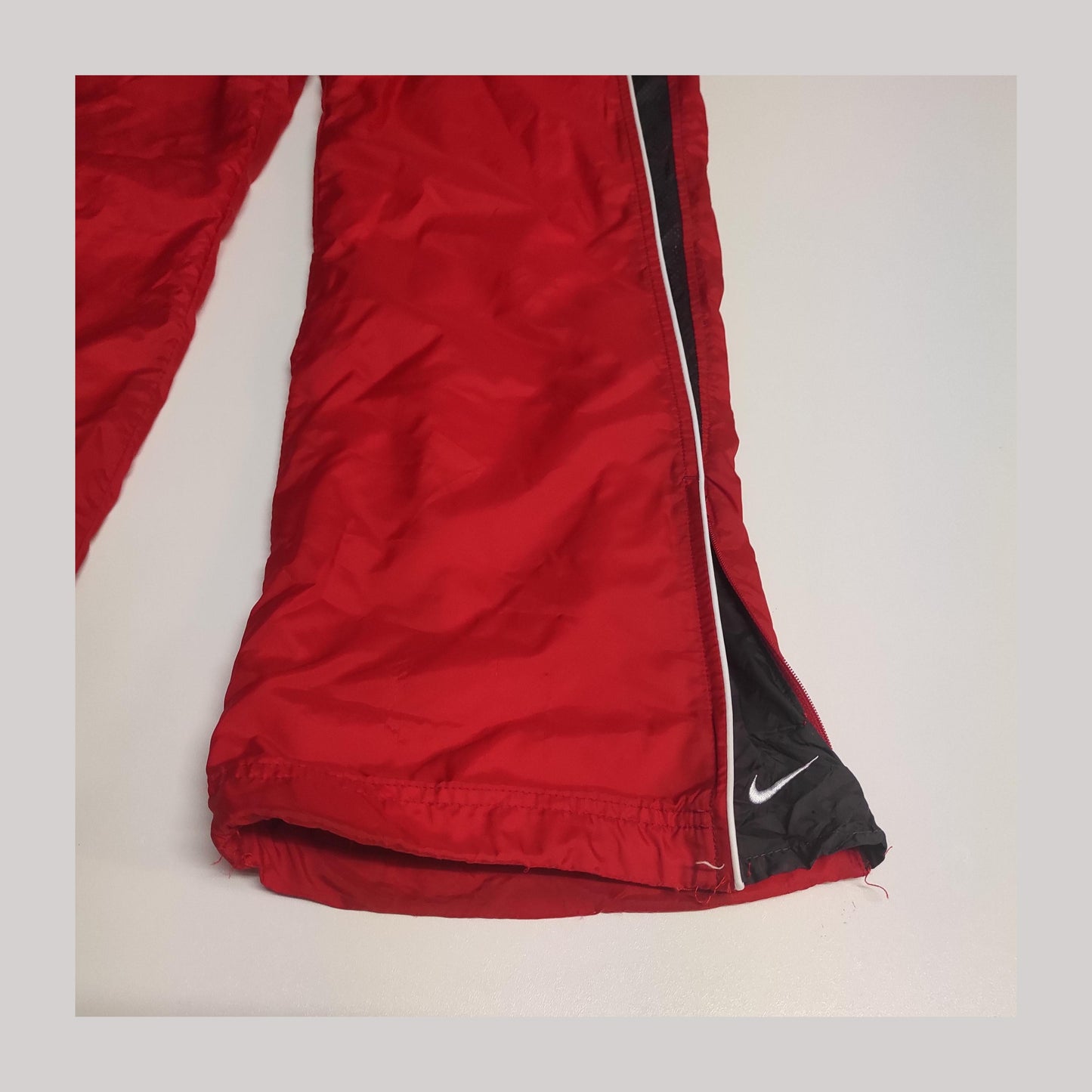 Entdecke unsere Vintage Track Pants von Nike und anderen Marken, erhältlich bei Valuxery.de - Dein Shop für trendige Vintage - Kleidung. Unsere Track Pants sind aus hochwertigen Materialien und