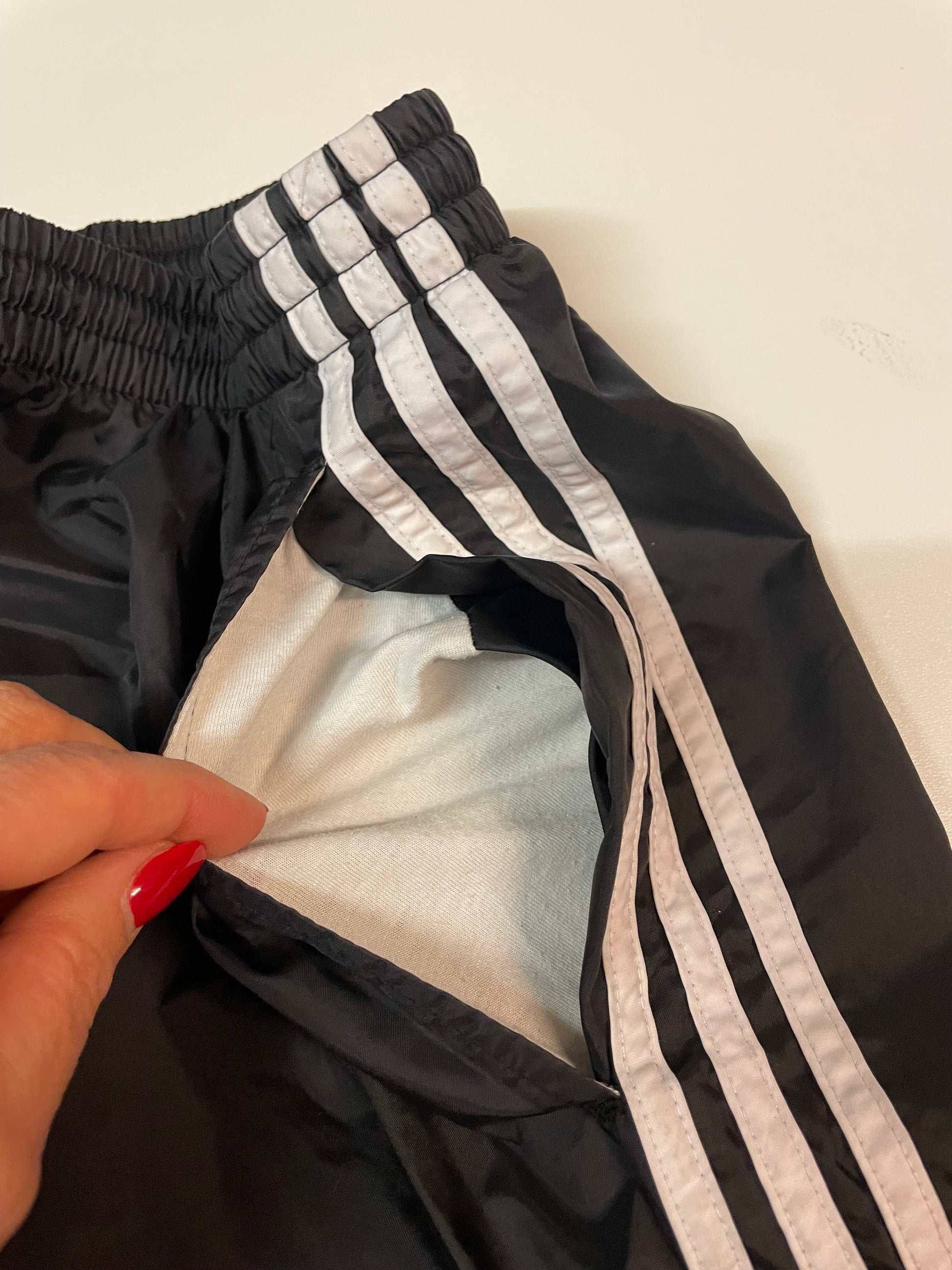 Entdecke unsere Vintage Track Pants von Nike und anderen Marken, erhältlich bei Valuxery.de - Dein Shop für trendige Vintage - Kleidung. Unsere Track Pants sind aus hochwertigen Materialien und