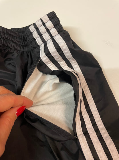 Entdecke unsere Vintage Track Pants von Nike und anderen Marken, erhältlich bei Valuxery.de - Dein Shop für trendige Vintage - Kleidung. Unsere Track Pants sind aus hochwertigen Materialien und