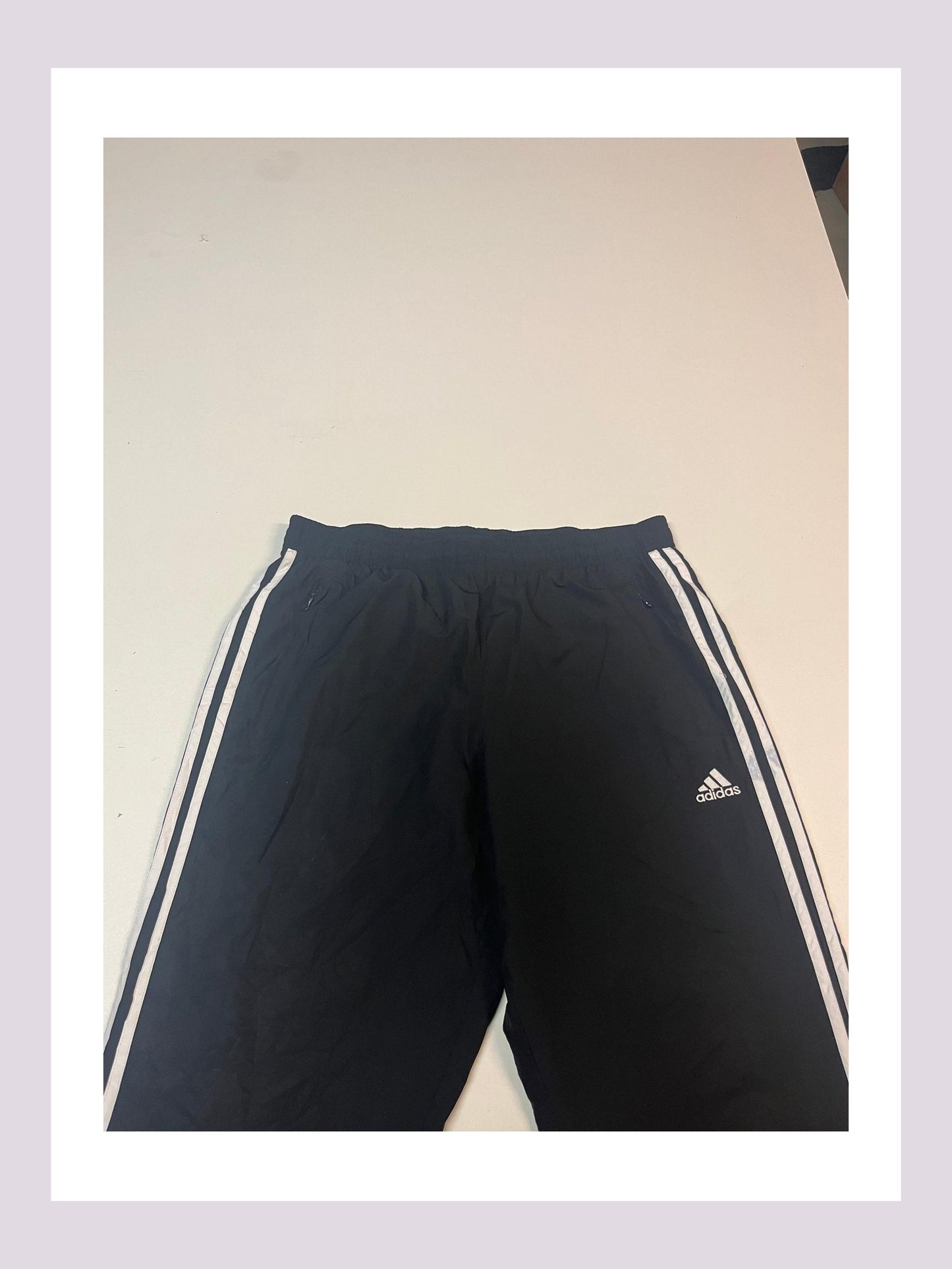 Entdecke unsere Vintage Track Pants von Nike und anderen Marken, erhältlich bei Valuxery.de - Dein Shop für trendige Vintage - Kleidung. Unsere Track Pants sind aus hochwertigen Materialien und