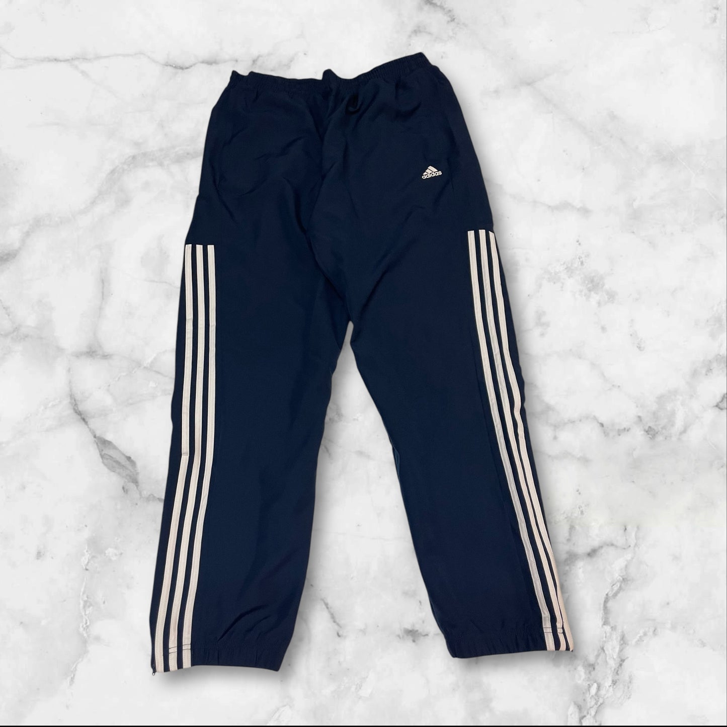 Entdecke unsere Vintage Track Pants von Nike und anderen Marken, erhältlich bei Valuxery.de - Dein Shop für trendige Vintage - Kleidung. Unsere Track Pants sind aus hochwertigen Materialien und