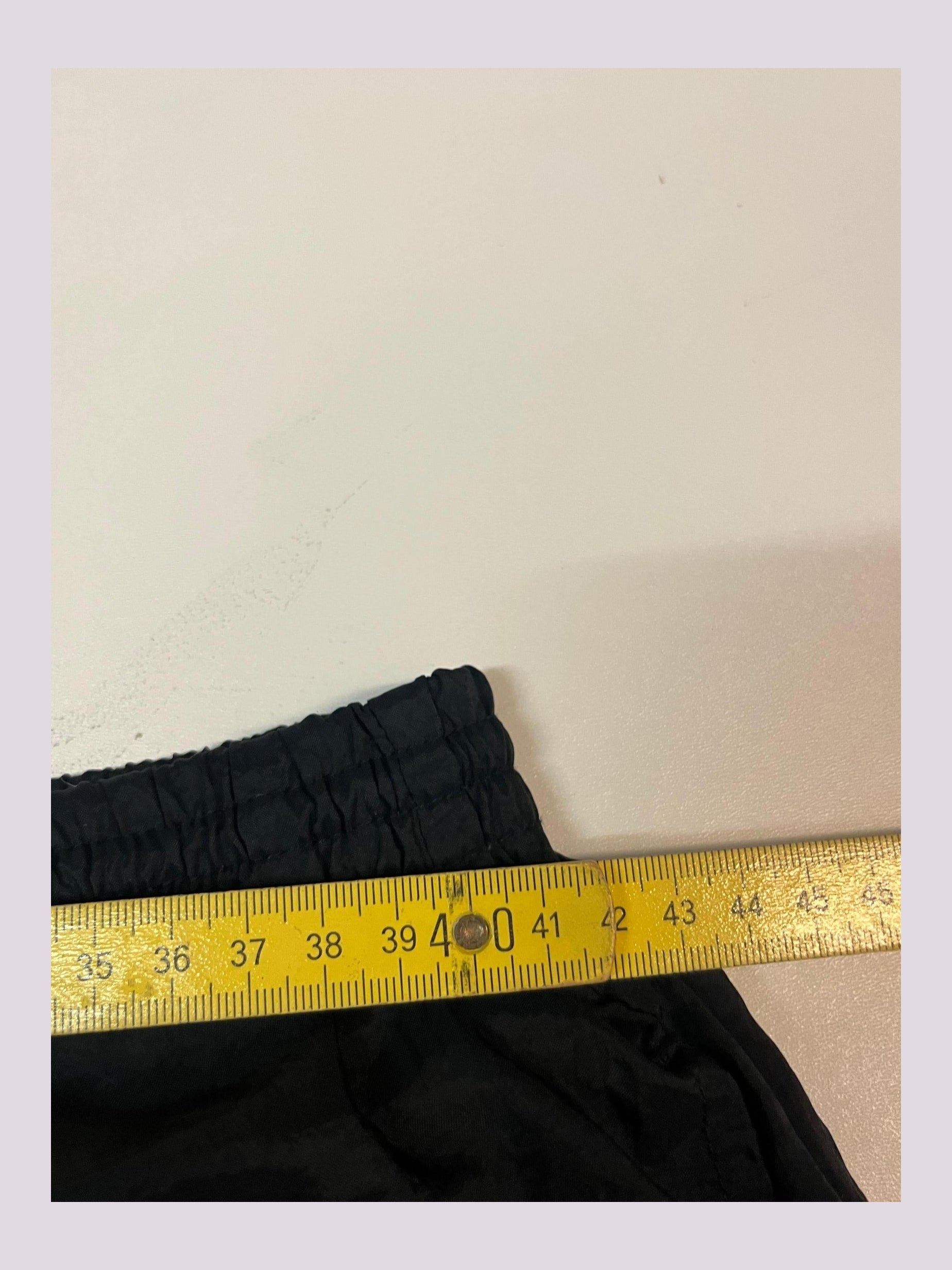 Entdecke unsere Vintage Track Pants von Nike und anderen Marken, erhältlich bei Valuxery.de - Dein Shop für trendige Vintage - Kleidung. Unsere Track Pants sind aus hochwertigen Materialien und