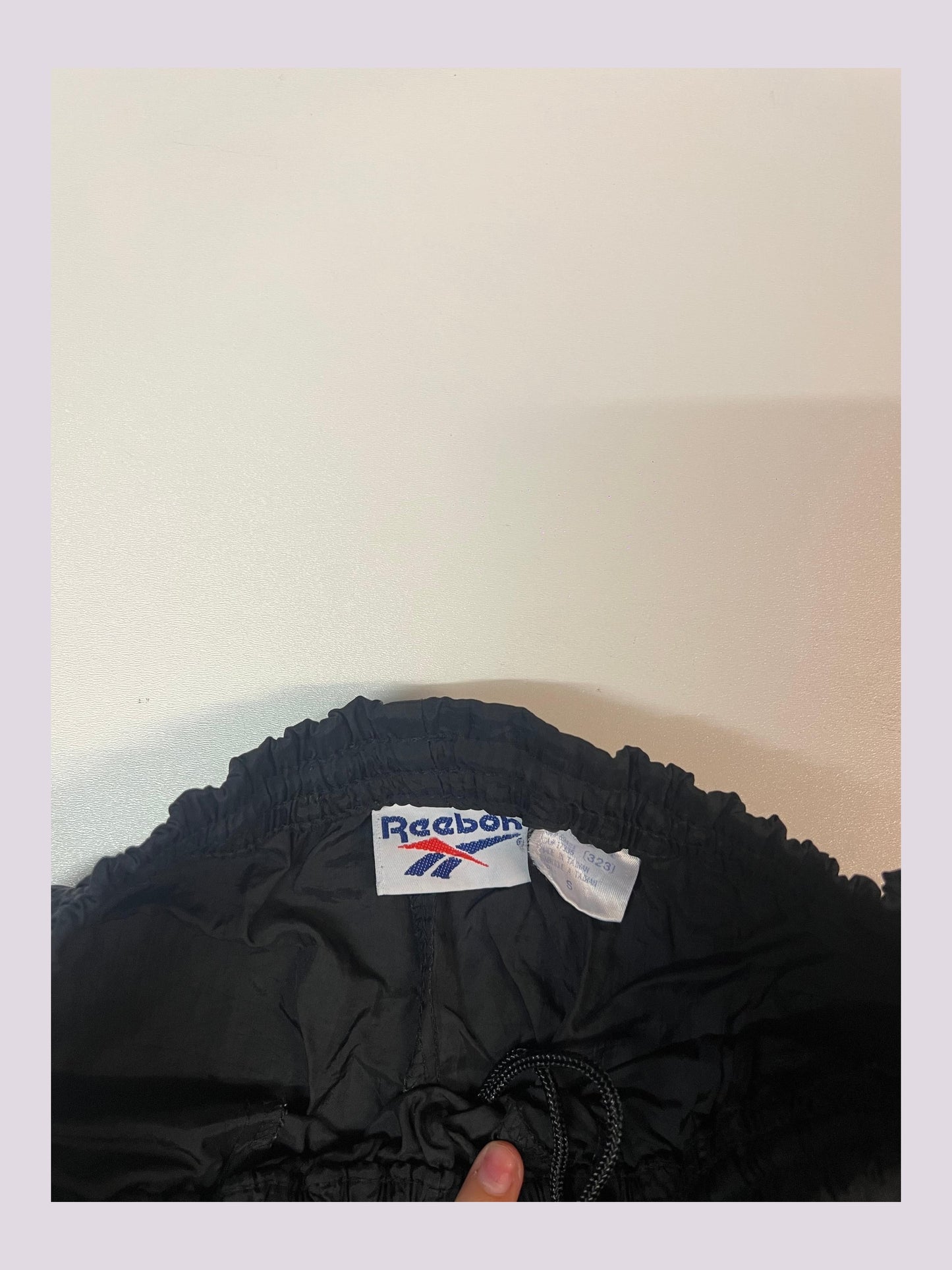 Entdecke unsere Vintage Track Pants von Nike und anderen Marken, erhältlich bei Valuxery.de - Dein Shop für trendige Vintage - Kleidung. Unsere Track Pants sind aus hochwertigen Materialien und