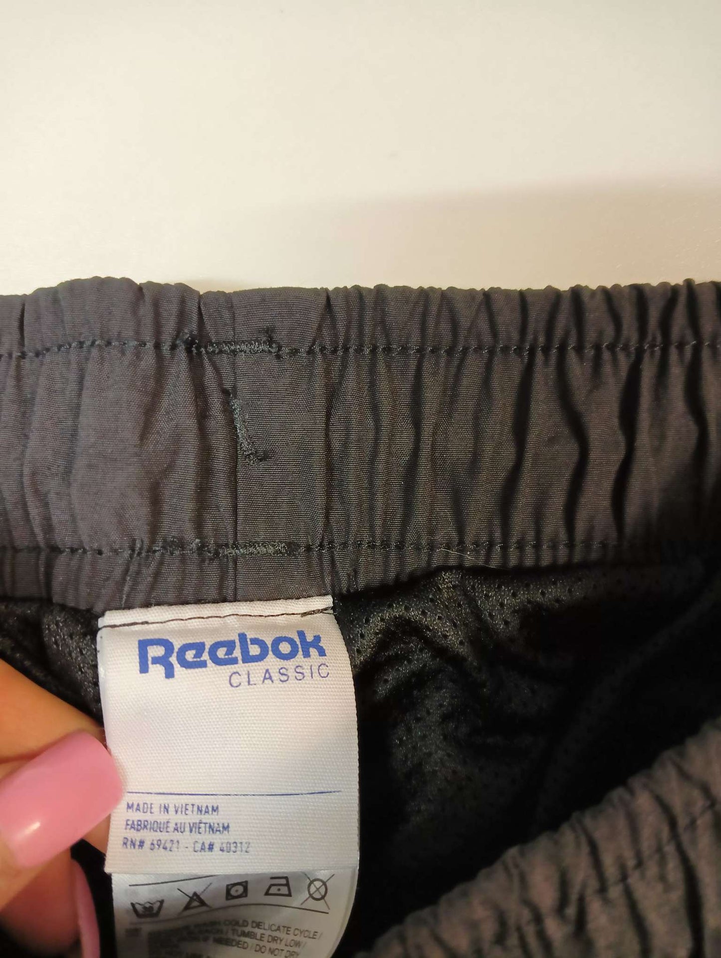 Entdecke unsere Vintage Track Pants von Nike und anderen Marken, erhältlich bei Valuxery.de - Dein Shop für trendige Vintage - Kleidung. Unsere Track Pants sind aus hochwertigen Materialien und