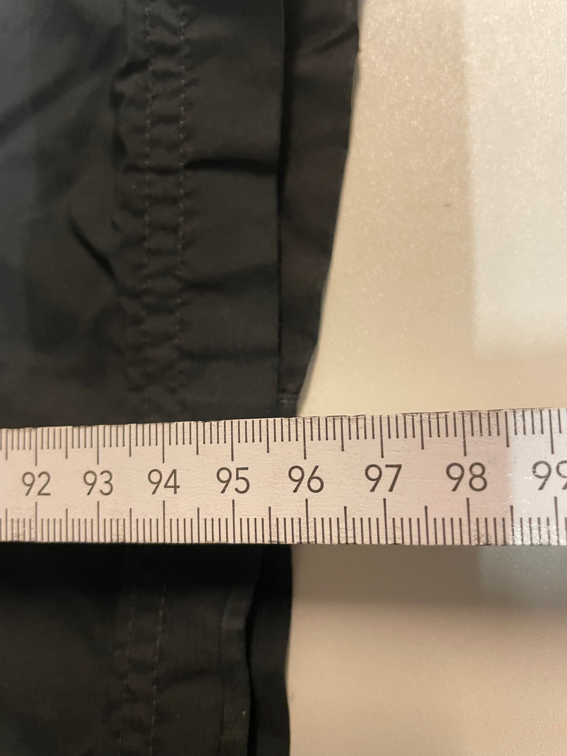 Entdecke unsere Vintage Track Pants von Nike und anderen Marken, erhältlich bei Valuxery.de - Dein Shop für trendige Vintage - Kleidung. Unsere Track Pants sind aus hochwertigen Materialien und