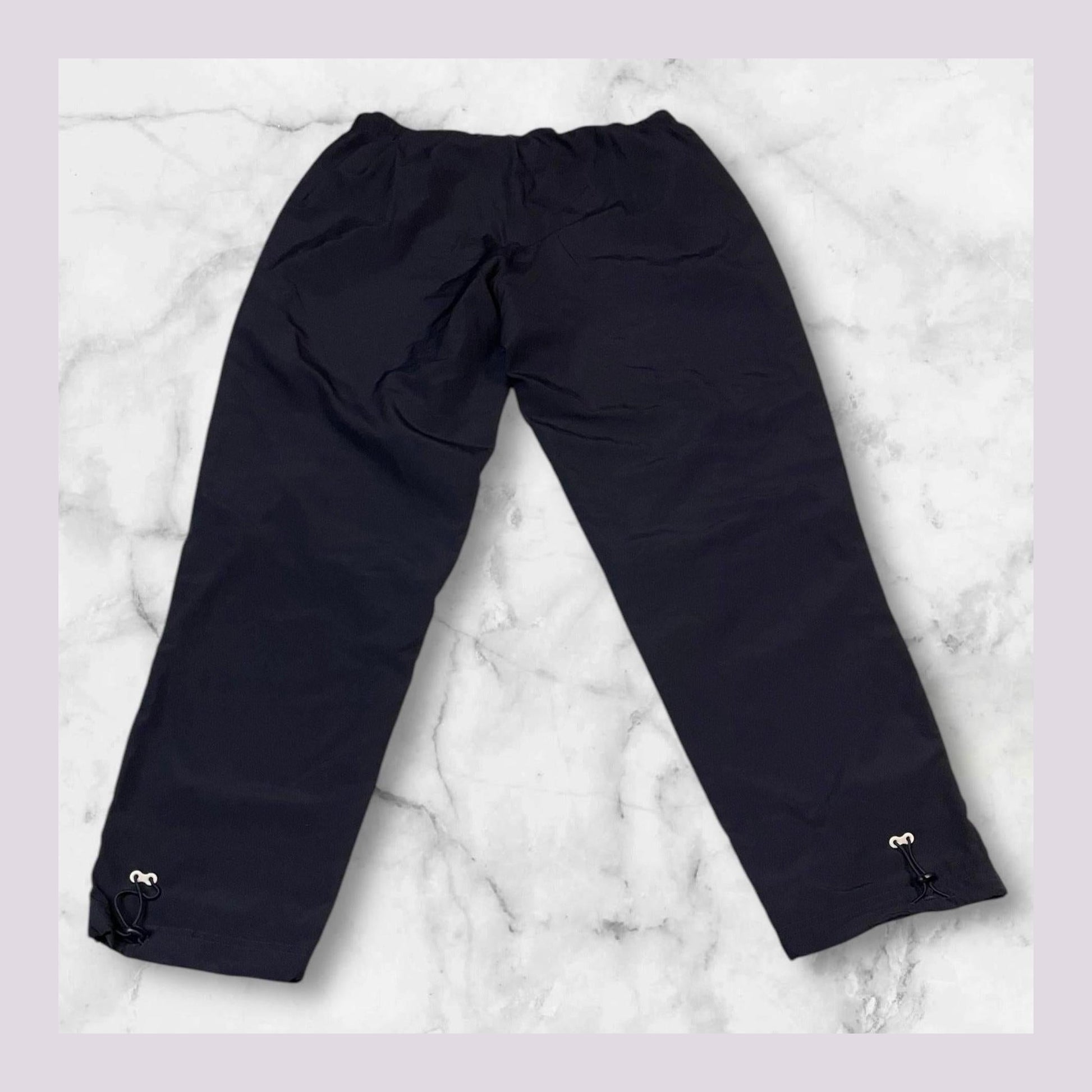 Entdecke unsere Vintage Track Pants von Nike und anderen Marken, erhältlich bei Valuxery.de - Dein Shop für trendige Vintage - Kleidung. Unsere Track Pants sind aus hochwertigen Materialien und