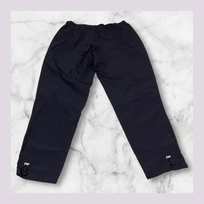 Entdecke unsere Vintage Track Pants von Nike und anderen Marken, erhältlich bei Valuxery.de - Dein Shop für trendige Vintage - Kleidung. Unsere Track Pants sind aus hochwertigen Materialien und