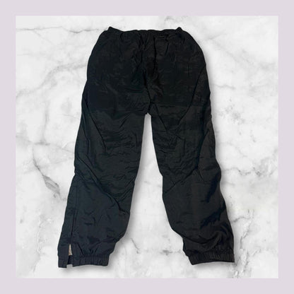 Entdecke unsere Vintage Track Pants von Nike und anderen Marken, erhältlich bei Valuxery.de - Dein Shop für trendige Vintage - Kleidung. Unsere Track Pants sind aus hochwertigen Materialien und