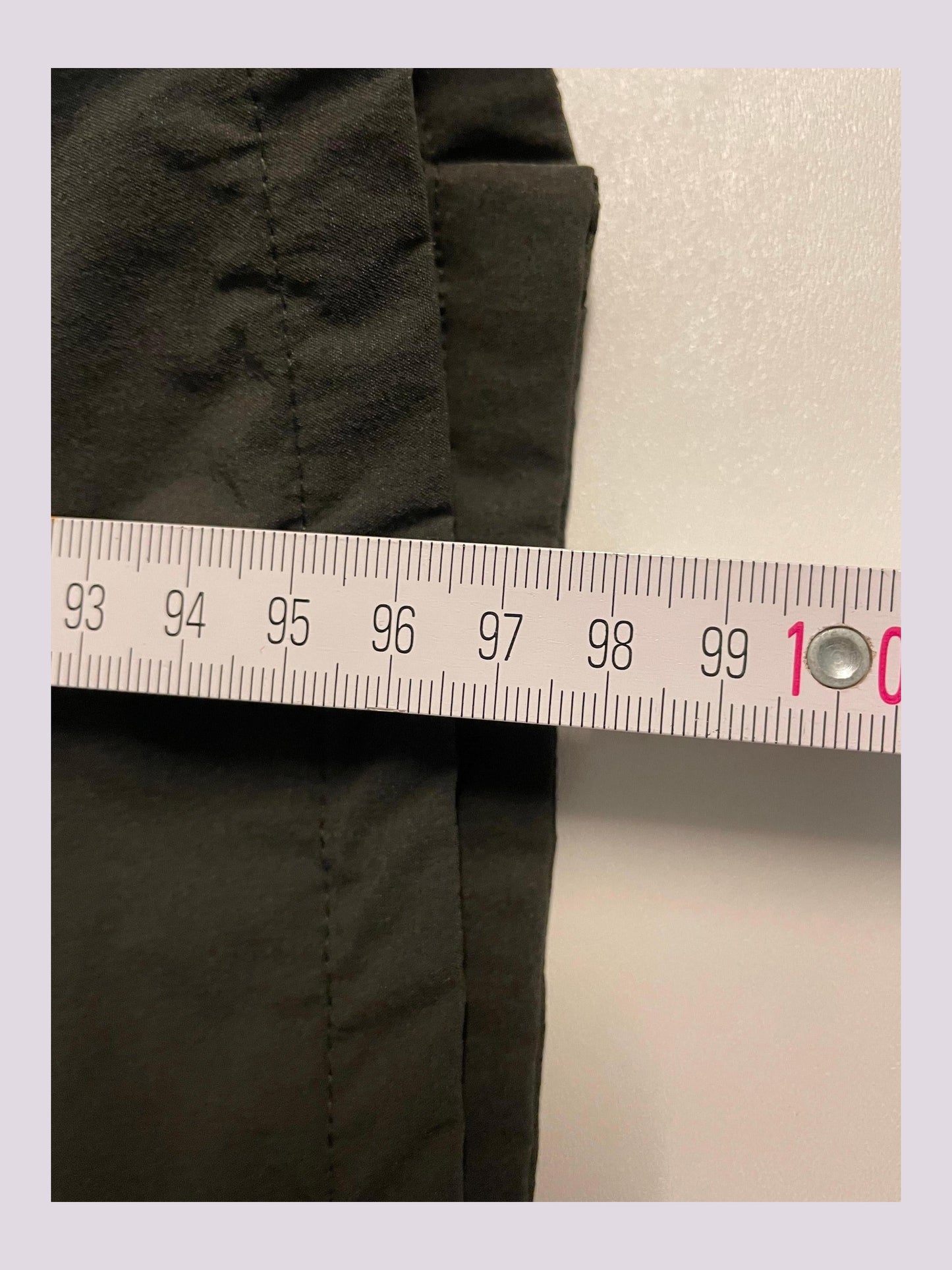 Entdecke unsere Vintage Track Pants von Nike und anderen Marken, erhältlich bei Valuxery.de - Dein Shop für trendige Vintage - Kleidung. Unsere Track Pants sind aus hochwertigen Materialien und