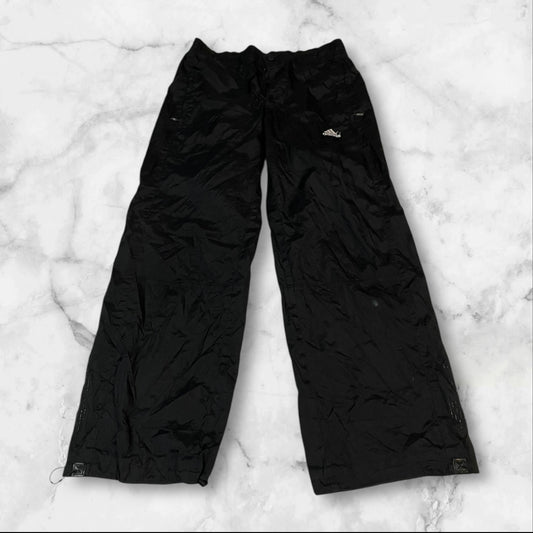 Entdecke unsere Vintage Track Pants von Nike und anderen Marken, erhältlich bei Valuxery.de - Dein Shop für trendige Vintage - Kleidung. Unsere Track Pants sind aus hochwertigen Materialien und