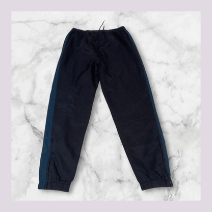 Entdecke unsere Vintage Track Pants von Nike und anderen Marken, erhältlich bei Valuxery.de - Dein Shop für trendige Vintage - Kleidung. Unsere Track Pants sind aus hochwertigen Materialien und