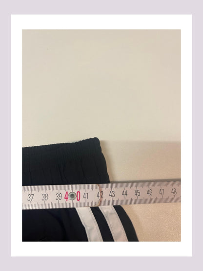 Entdecke unsere Vintage Track Pants von Nike und anderen Marken, erhältlich bei Valuxery.de - Dein Shop für trendige Vintage - Kleidung. Unsere Track Pants sind aus hochwertigen Materialien und