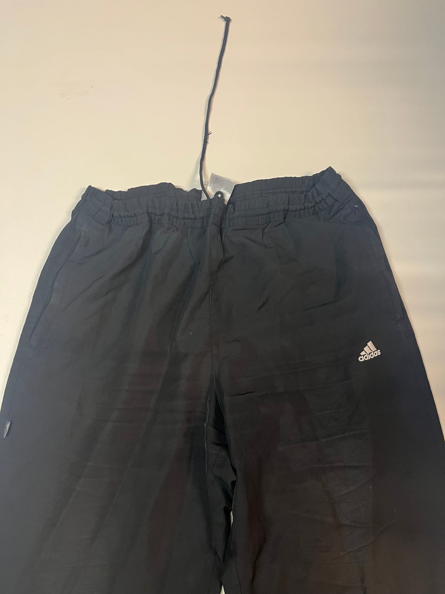 Entdecke unsere Vintage Track Pants von Nike und anderen Marken, erhältlich bei Valuxery.de - Dein Shop für trendige Vintage - Kleidung. Unsere Track Pants sind aus hochwertigen Materialien und