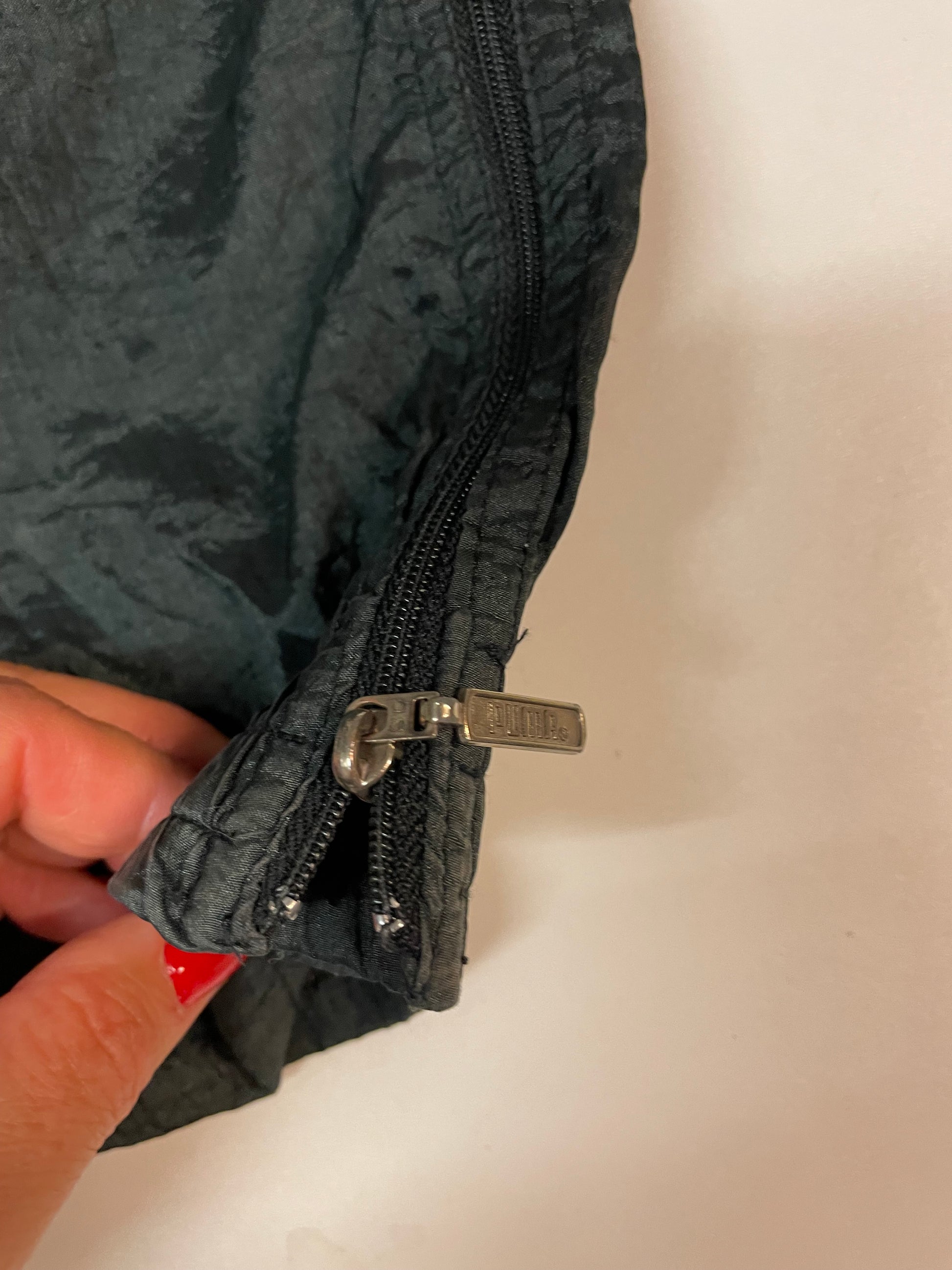 Entdecke unsere Vintage Track Pants von Nike und anderen Marken, erhältlich bei Valuxery.de - Dein Shop für trendige Vintage - Kleidung. Unsere Track Pants sind aus hochwertigen Materialien und