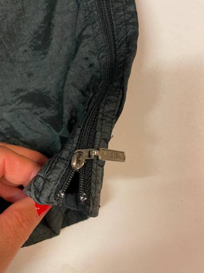 Entdecke unsere Vintage Track Pants von Nike und anderen Marken, erhältlich bei Valuxery.de - Dein Shop für trendige Vintage - Kleidung. Unsere Track Pants sind aus hochwertigen Materialien und